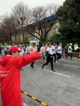 写真：ハーフマラソン参加者を応援する区長