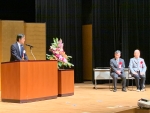 写真:受賞された2社への祝辞を述べる区長