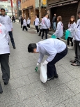 写真:清掃する区長