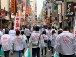 写真：歌舞伎町を清掃する参加者の様子