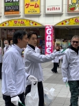 写真:三池監督・窪田さんと談笑する区長