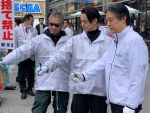 写真:三池監督・窪田さんとポーズを決める区長