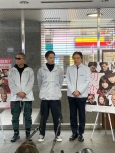 写真:歌舞伎町清掃後の記者会見の様子