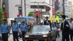 写真:オープンカーに乗る区長
