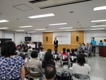 写真:ごあいさつする区長