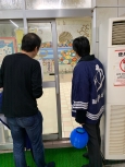 写真:柏湯の貴重な銭湯絵について説明を受ける区長