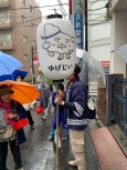 写真:あいにくの雨でしたが、元気に提灯行列