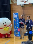 写真:ゴール記念イベントでごあいさつする区長