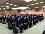 写真:緊張した面持ちの新規職員