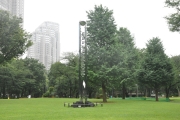 写真:新宿中央公園の平和の鐘