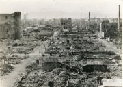 写真:戦災により、がれきで埋もれた早稲田付近とされるまち
