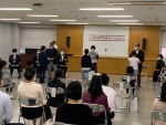 写真:清掃協力会長賞の賞状授与