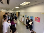 写真:受賞作品の前で記念撮影