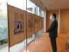 写真:原画展を見学する区長1