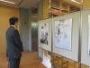 写真:原画展を見学する区長2