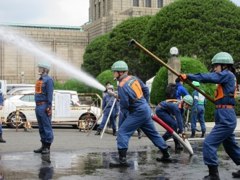 消防操法大会でのポンプによる放水の様子(画像)
