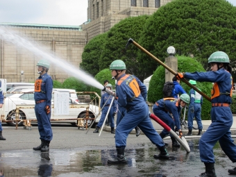 消防操法大会でのポンプによる放水の様子（画像）