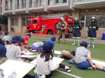 小学生への啓発活動の様子の画像