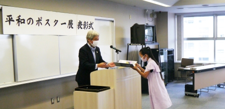 写真:酒井教育長から賞状を受け取る受賞者