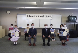 写真:受賞者と酒井教育長の集合写真