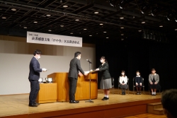 写真:区長から表彰状を受け取る受賞者