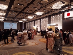 写真:会場の様子(会場に設置された大きなディスプレイでお祝いメッセージ等を再生している)