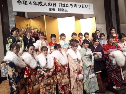 写真:フォトスポットでの撮影の様子2 振袖やスーツ姿の新成人