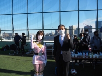 写真:区長とサカリバン