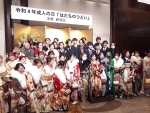 写真:フォトスポットで撮影する新成人2