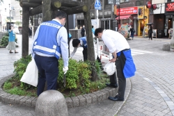 写真:清掃する参加者の様子