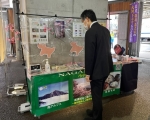 写真:展示をご覧になる区長