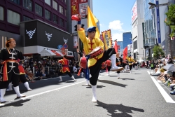 新宿通りのエイサーの様子