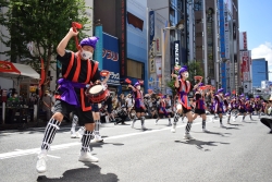 新宿通りのエイサーの様子