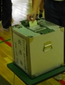 写真：投票箱に投票する様子