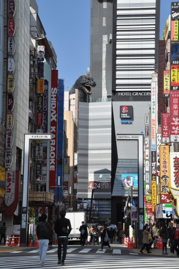 突き当たりにゴジラヘッドを望む歌舞伎町セントラルロードの写真