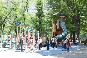 新宿中央公園のちびっこ広場の遊具で子供たちが遊んでいる写真