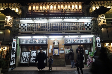 明かりがともる新宿末広亭の写真