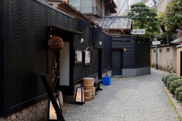 神楽坂の風情ある石畳の路地の写真