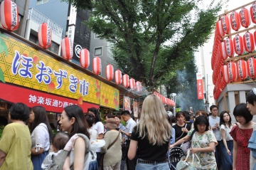 たくさんの人々でにぎわう神楽坂まつりほうずき市の写真