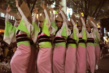 揃いの着物を着て阿波踊りを踊る女性たちの写真