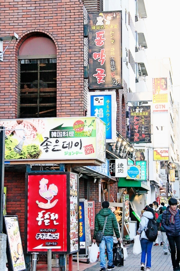 韓国語等の多言語の看板が立ち並ぶ通りの写真