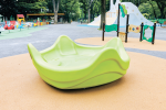写真:背もたれ付きの回転遊具