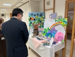 写真:展示を見学する区長