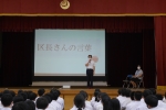写真:子供たちにお話をする区長