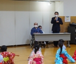 写真：西川先生と区長