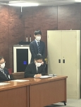 写真:協定に調印する区長