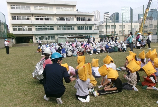 西新宿小学校と一緒に避難訓練画像