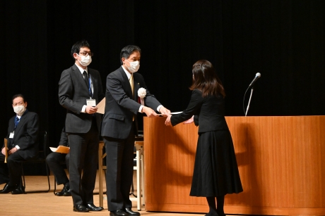 写真：区長が委嘱状を手渡す様子