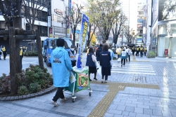 写真：清掃活動する参加者