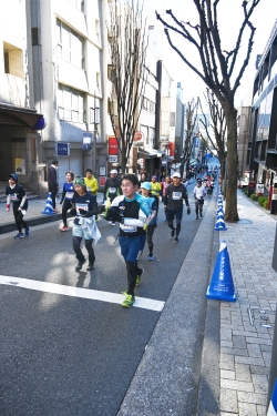 神楽坂を駆け上がるランナーの画像